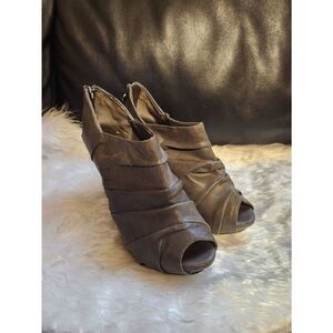 NWOT Simply Vera Wang 8.5 Grey Peep Toe 4" High Heel